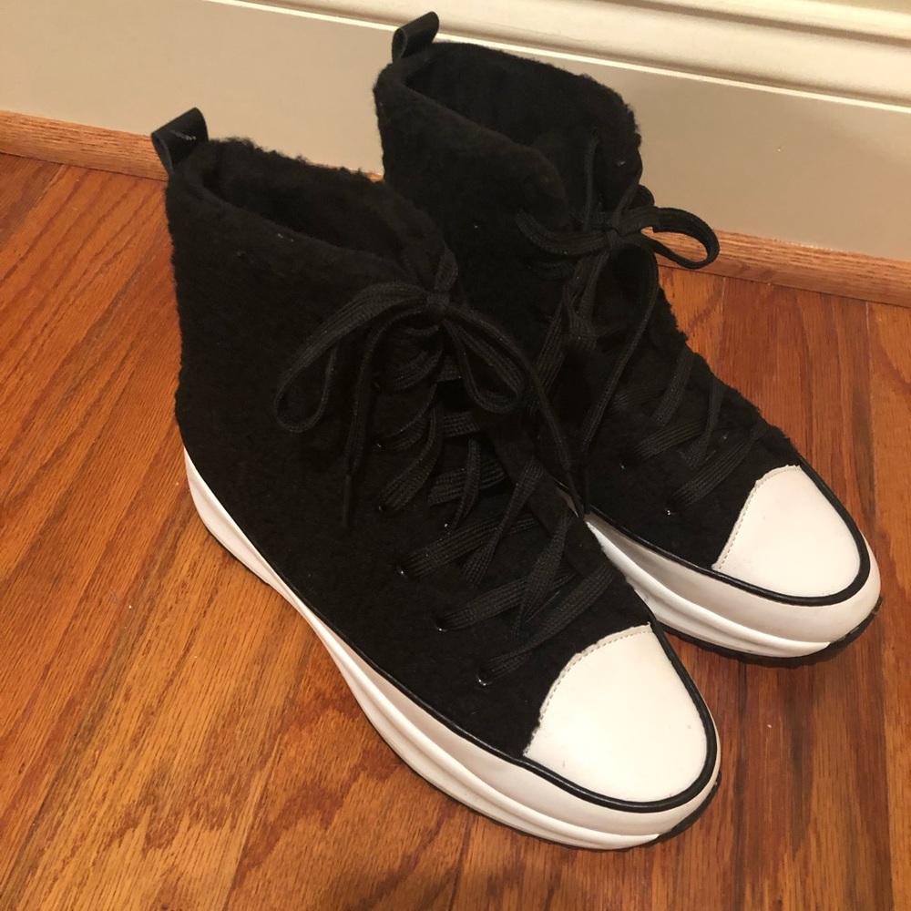Black & white unique sneakers. Size 8
